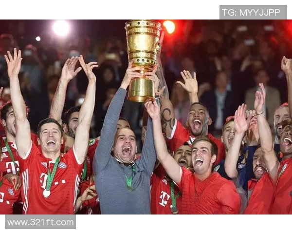 弗朗茨·贝肯鲍尔的足球传奇与领导力解析：从球场到足坛的全方位影响